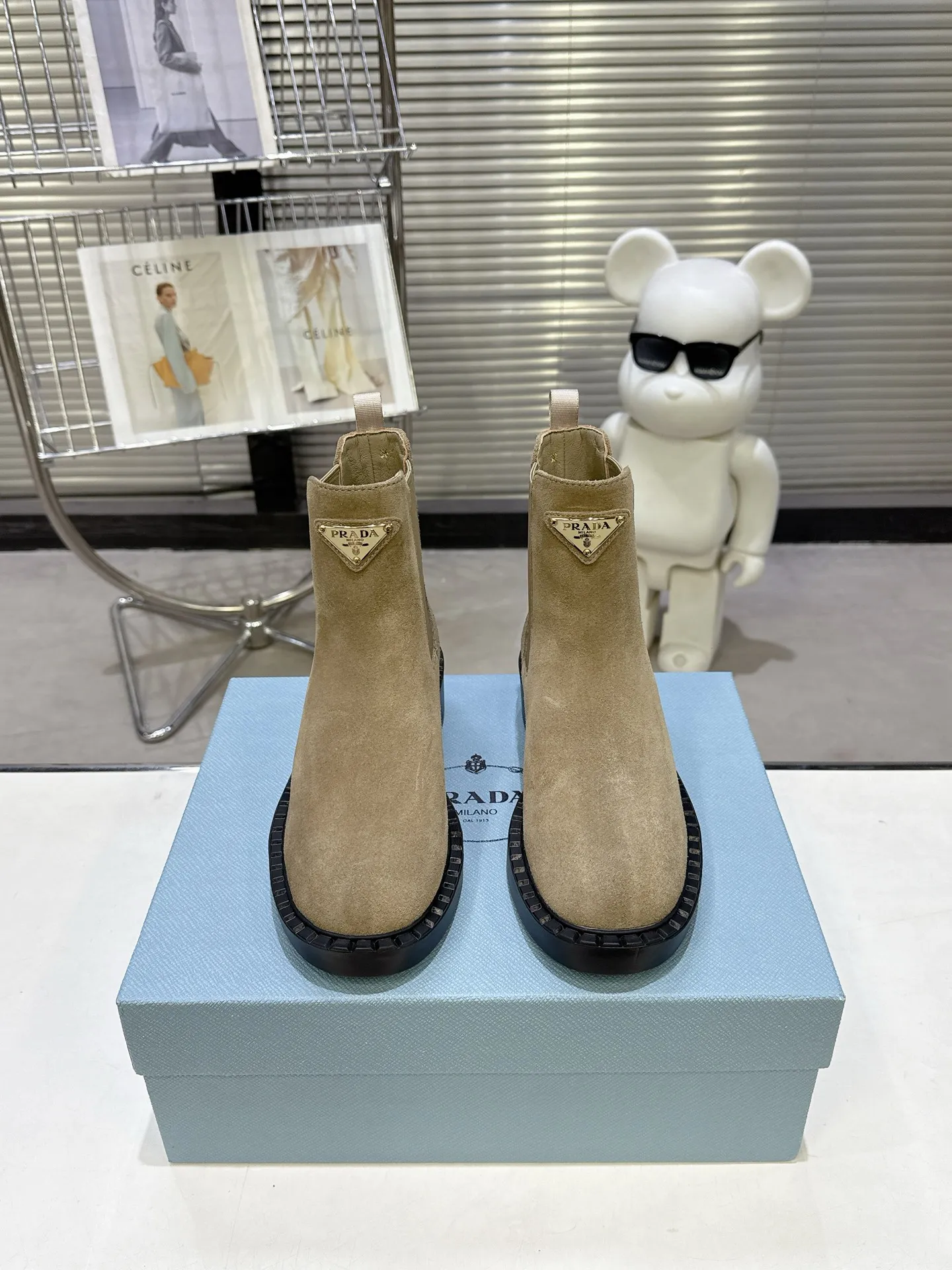 👟👟Ex-factory price 600👟👟 Prada thick-soled retro Martin boots. Elastic elastic, classic thick soles, with triangular buckle. Simple, elegant, fashionable and versatile. Fabric cowhide, open edge beaded cowhide. The lining is made of soft and delicate sheepskin, and the foot feels comfortable. The rubber mold is non-slip and lightweight. Original package sole. Standard size: 35-40. Order 41